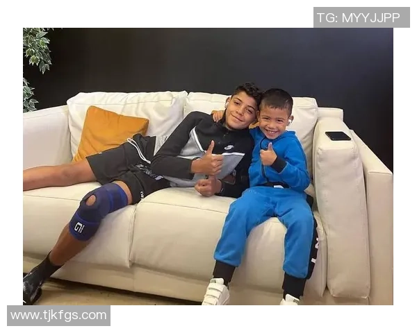 球星足球场上的热血瞬间与甜蜜女友并肩而行的美好时光